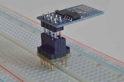 Módulo en el adaptador casero de tira doble de pines para protoboard