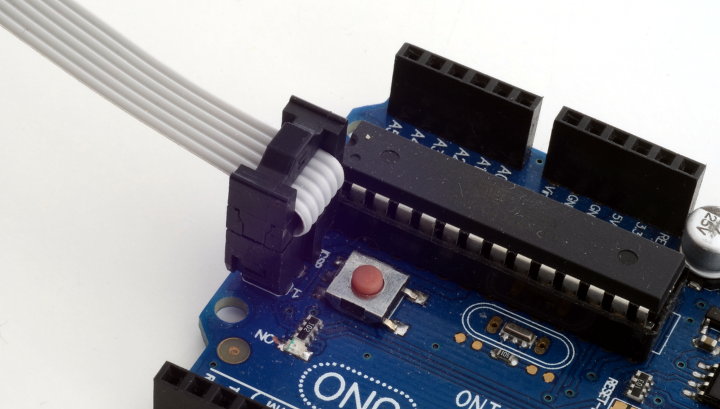 conector ISP de un clon de Arduino Uno con cable