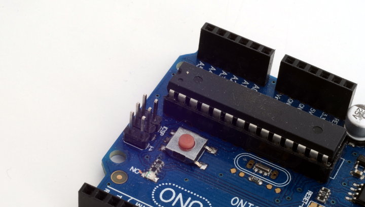 conector ISP de un clon de Arduino Uno