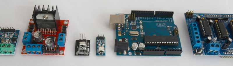 Placa Arduino y módulos de control de potencia e infrarrojos