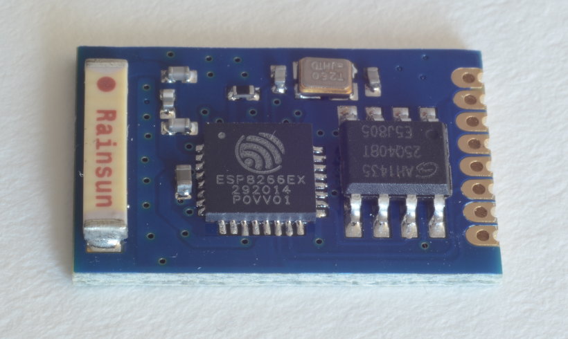 Módulo ESP8266 WiFi básico mostrando sus componentes