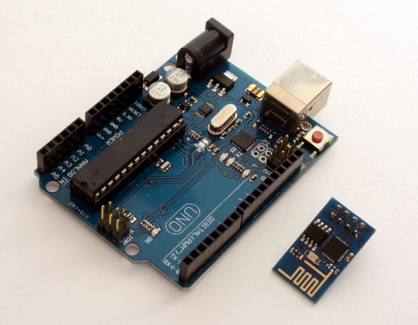 Placa de desarrollo Arduino y la versión más popular del módulo ESP8266