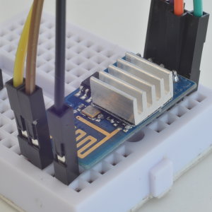 Módulo ESP8266 con radiador conectado a protoboard para usar la librería arduino de consultas HTTP