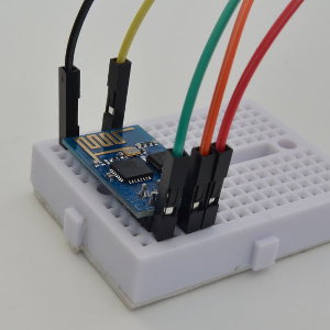 Protoboard hackeada para utilizar componentes con dos tiras de patillas o pines