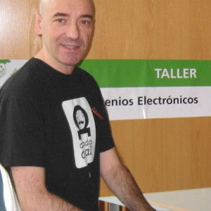 Víctor Ventura en el taller de ingenios electrónicos del parque de las ciencias de Granada